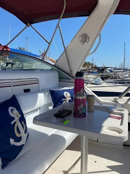 Barco Acogedor En El Puerto Del Masnou Hotel